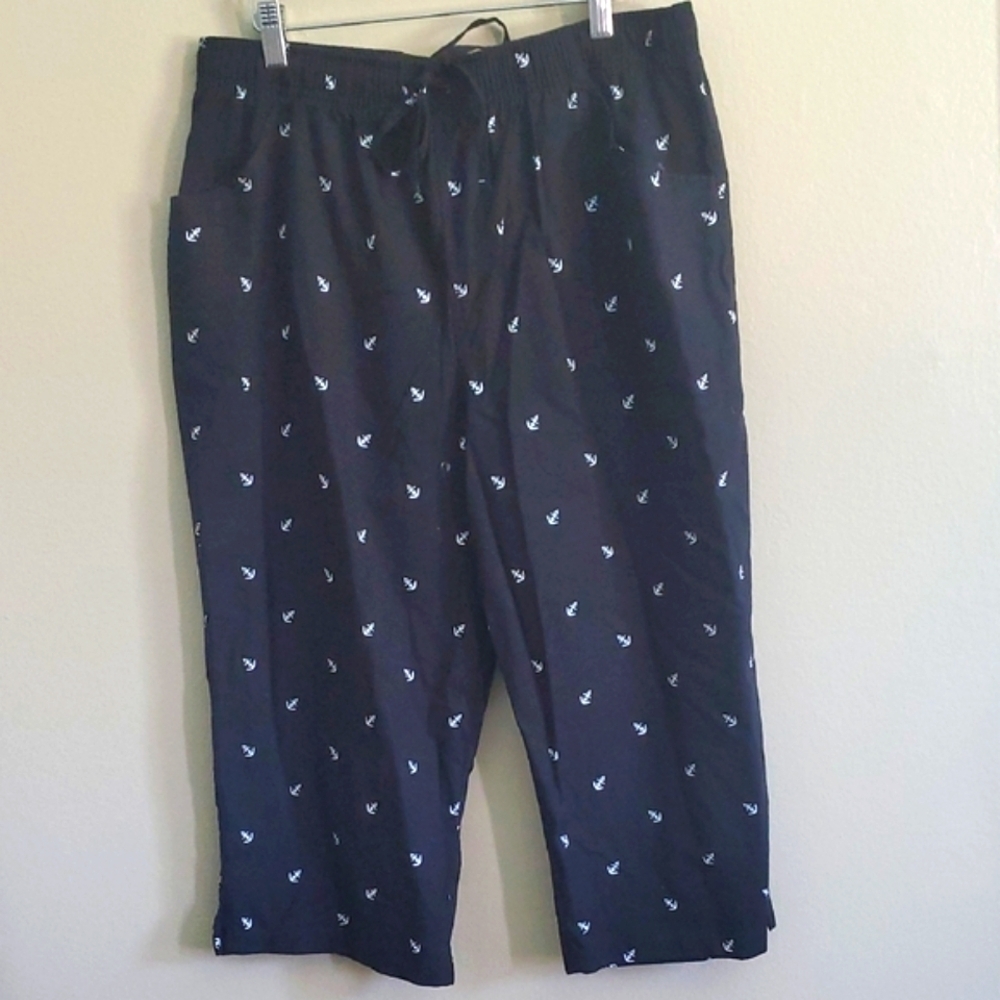 Gloria Vanderbilt Black Capri Boating with White Anchor Print